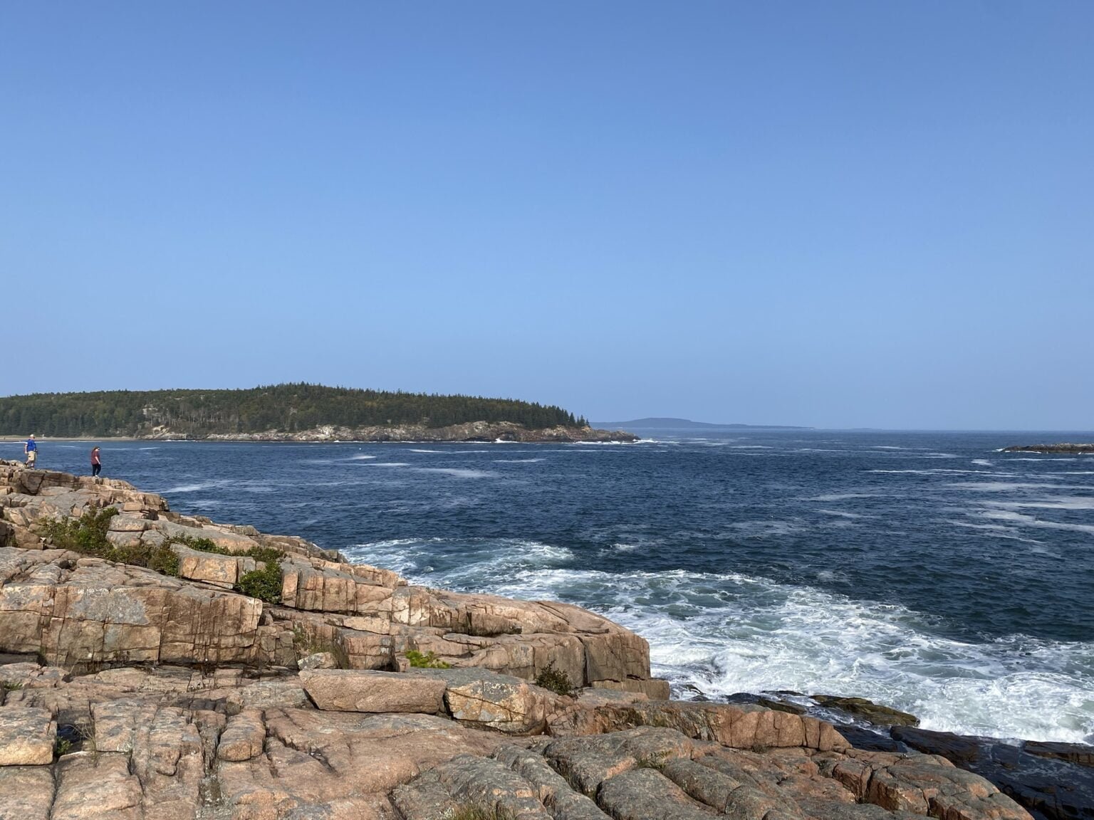 Crashing waves near Sand Beach and Ocean Drive, seen on a tour of Acadia with Acadia Driving Tours.